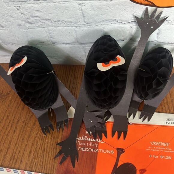 Halloween Themed Decorative Garland & unique Honeycomb Creepies - Picture 8 of 9